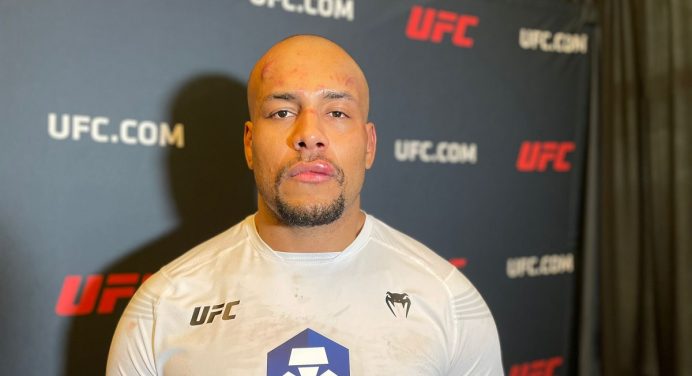 ‘Zé Colmeia’ exalta raça ao celebrar reviravolta com direito a nocaute no UFC Vegas 31