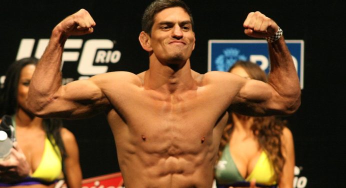 Inesquecível! Paulo Thiago relembra entrada ao som de ‘Tropa de Elite’ no UFC Rio 1
