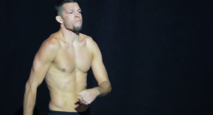 Nate Diaz publica foto em que, supostamente, urina no UFC PI: “Não vão me demitir”