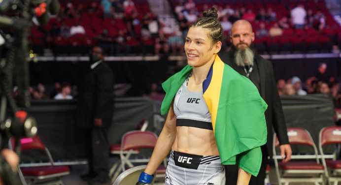 Após vitória no UFC 265, Melissa Gatto revela cobrança por melhora: “Queria ter feito mais”