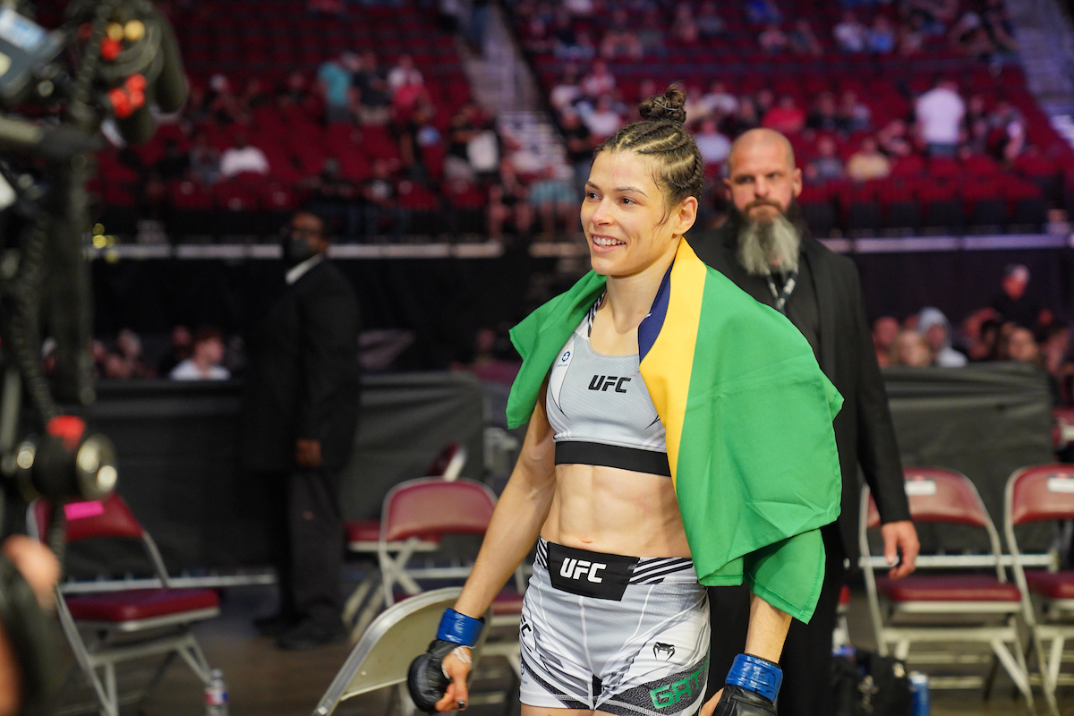 Após vitória no UFC 265, Melissa Gatto revela cobrança por melhora: “Queria ter feito mais”