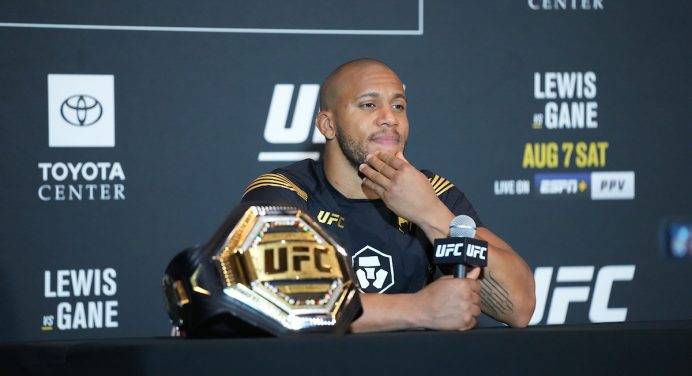 Ciryl Gane projeta unificação de título para dezembro e sugere França como sede