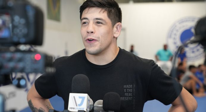 Campeão do peso-mosca do UFC, Brandon Moreno aceita desafio feito por Pantoja
