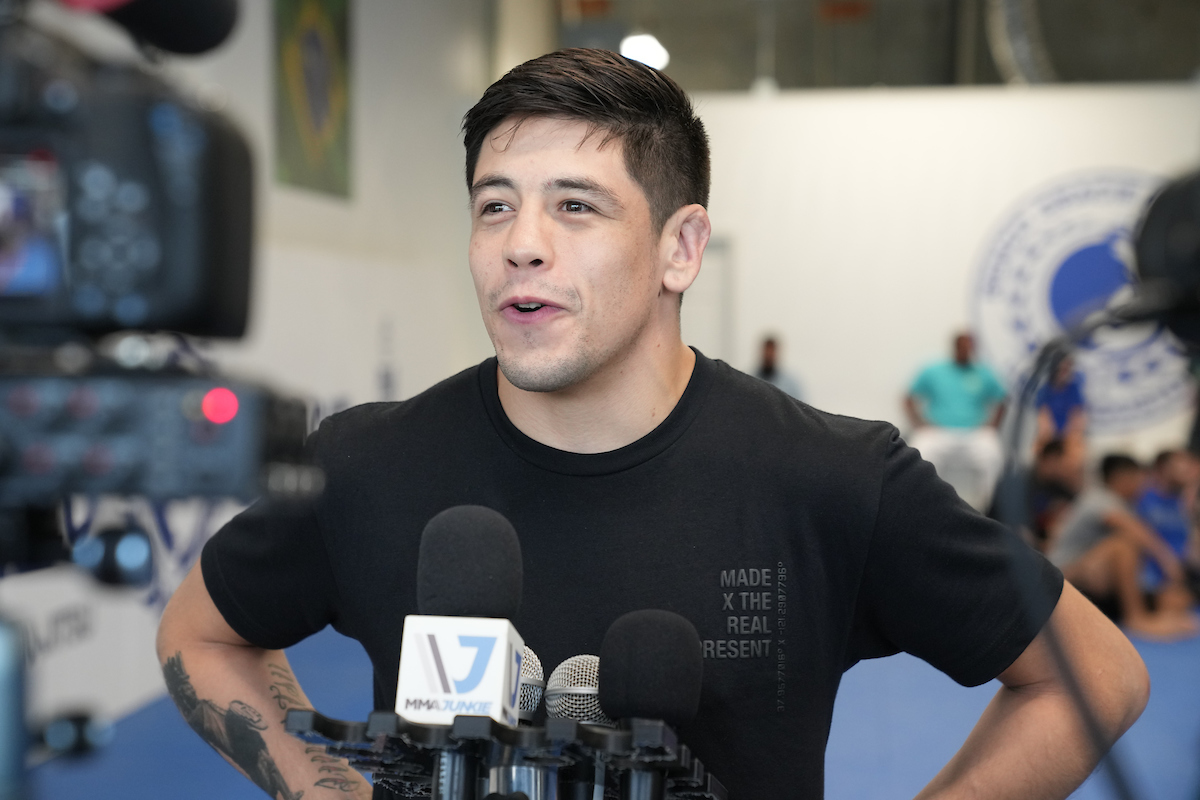 Campeão do peso-mosca do UFC, Brandon Moreno aceita desafio feito por Pantoja