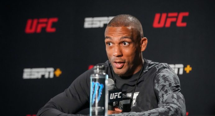 Edson Barboza perde posição no ranking dos penas após derrota no UFC Vegas 35