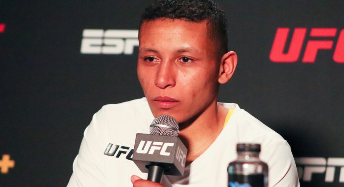 Josiane Nunes celebra vitória em estreia no UFC e cogita descer de categoria no futuro