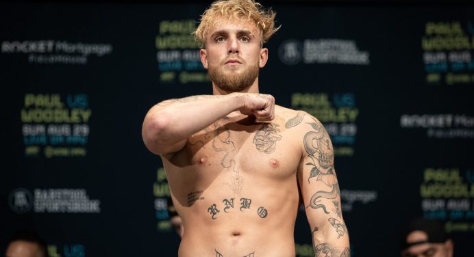 Jake Paul treina sob chuva forte antes de encarar Anderson Silva no boxe; veja