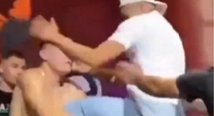 Lutador aplica joelhada voadora e nocauteia adversário durante encarada; veja