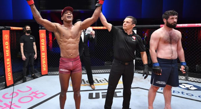 ‘Malhadinho’ acaba com invencibilidade de russo e conquista contrato com UFC