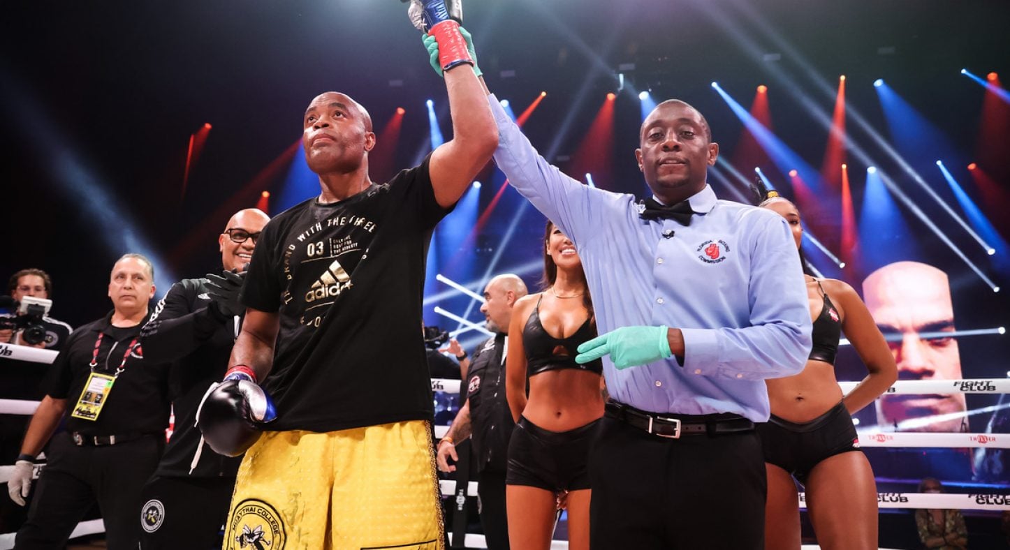 Show do Spider! Anderson Silva nocauteia ex-campeão do UFC em luta de boxe