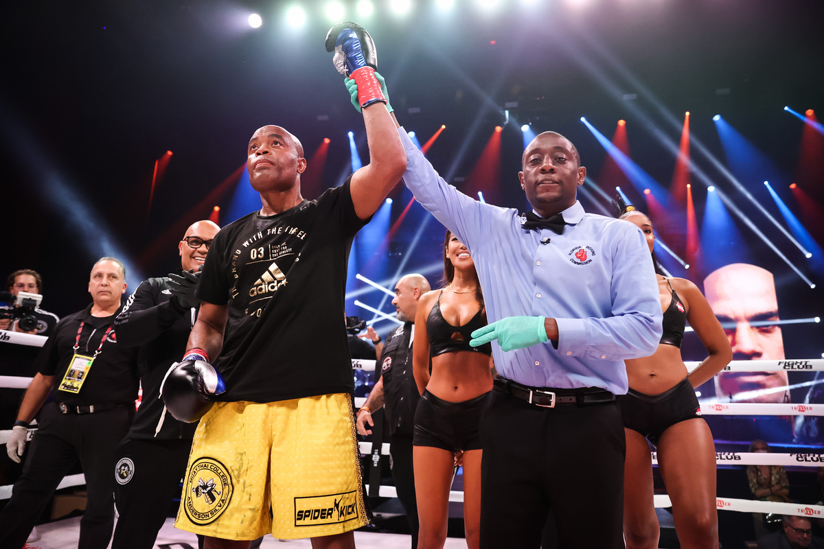 Roy Jones Jr. parabeniza Anderson Silva por sucesso no boxe: “Impressionado”