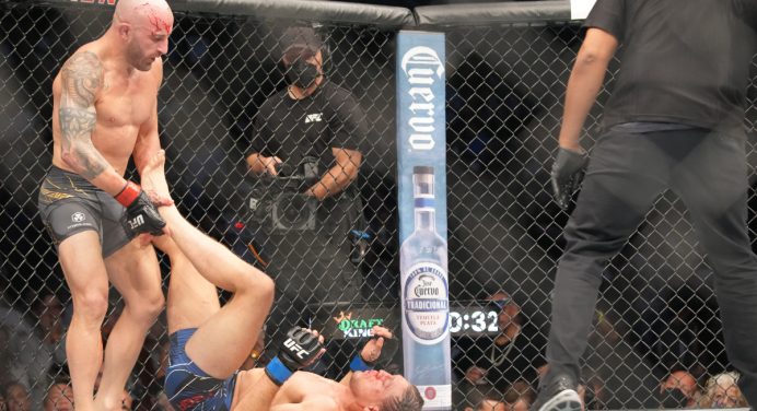 Volkanovski domina Brian Ortega e mantém cinturão dos penas do UFC