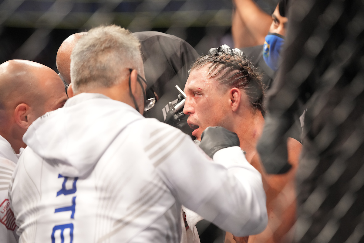 Brian Ortega recebe 180 dias de suspensão médica após intensa batalha no UFC 266