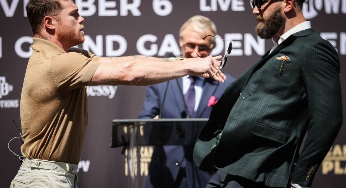 ‘Canelo’ Alvarez e Caleb Plant trocam socos após encarada tensa em coletiva de imprensa