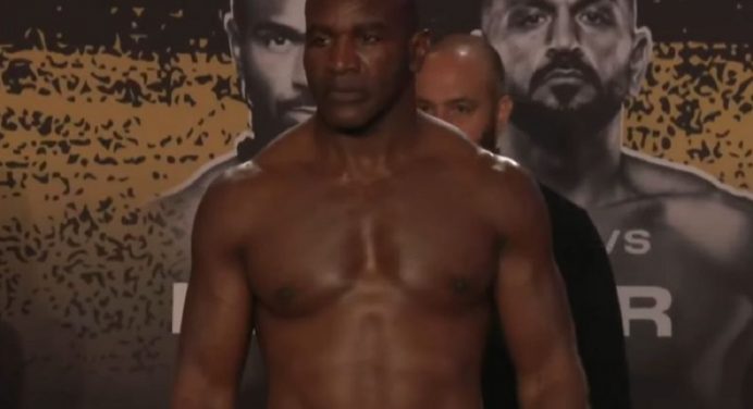 Evander Holyfield se coloca à disposição para realizar trilogia com Mike Tyson no boxe