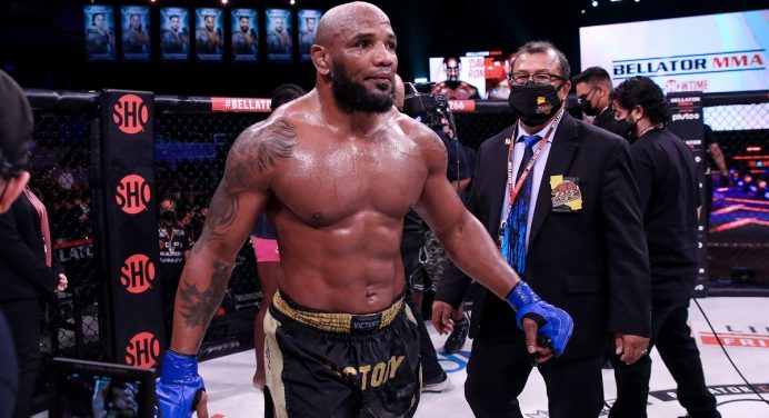 Ex-UFC, Yoel Romero assina com evento de boxe sem luvas de Conor McGregor