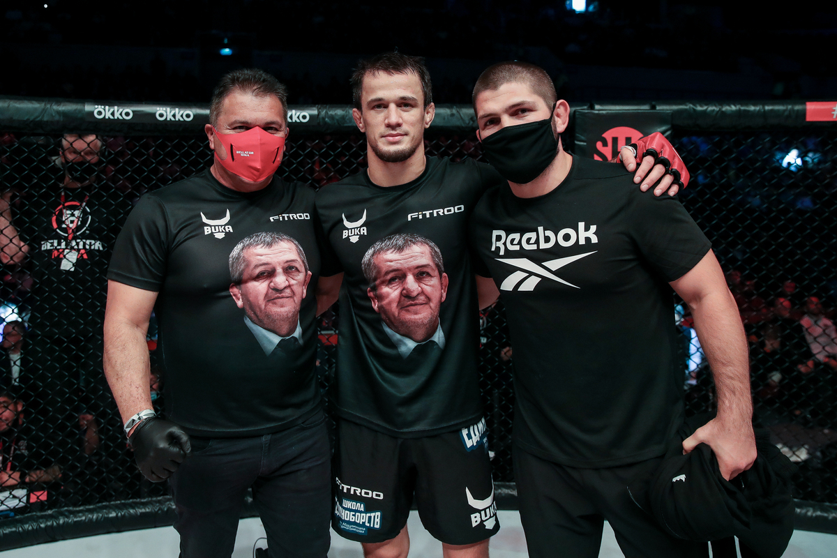 Khabib Nurmagomedov conquista primeiro cinturão da Rússia no UFC