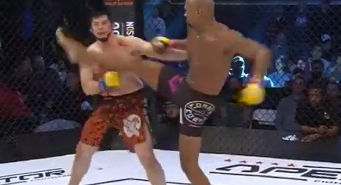 Lutador aplica nocaute com chute invertido em sua estreia no MMA; veja