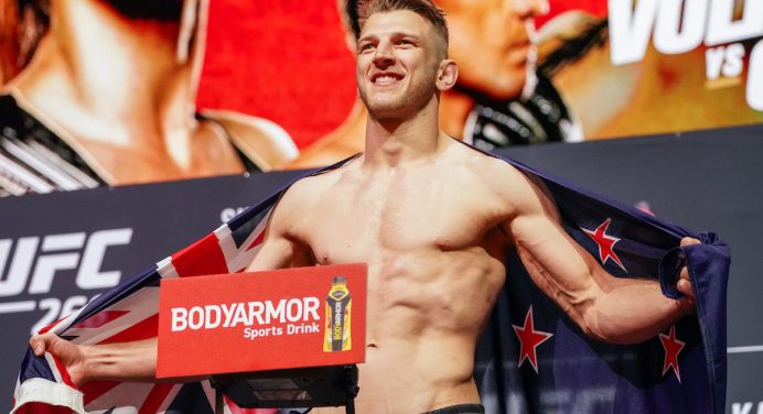 Dan Hooker ‘pega elevador’ e chega ao top 5 dos leves; Dricus avança no ranking peso-por-peso