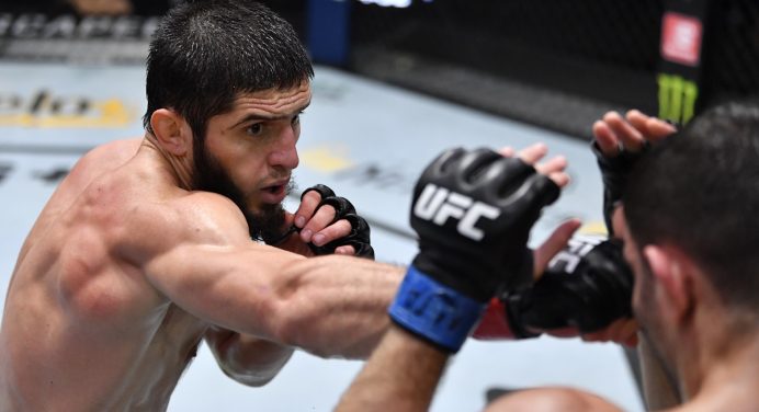 Treinador compara trocação de Makhachev com a de Khabib: “Bem mais avançada”