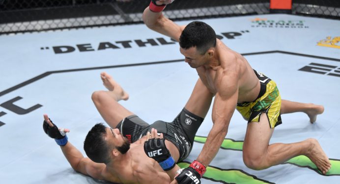 Douglas Silva recebe R$ 270 mil extras por ‘performance da noite’ no UFC