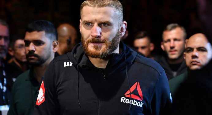 Jan Blachowicz revela lesão e fica de fora de luta com Aleksandar Rakic em março