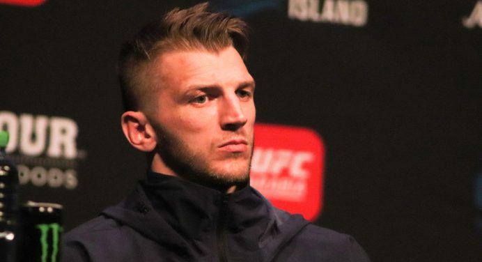 Agente minimiza chances de Hooker contra Makhachev e diz: “Vai lutar pelo salário”