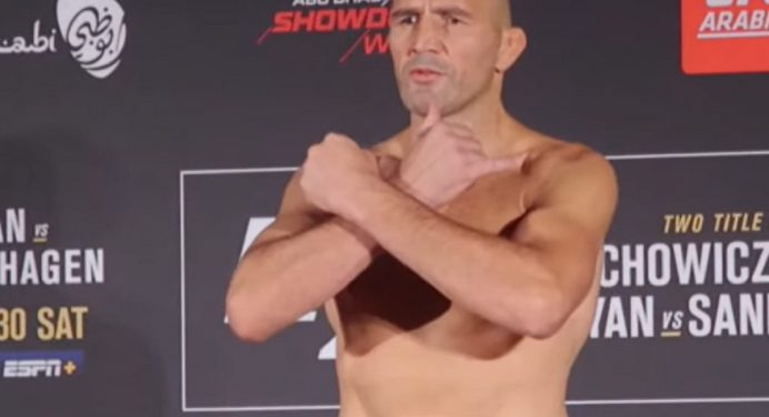 Glover e Blachowicz confirmam luta pelo título; Chimaev dá susto, mas bate o peso