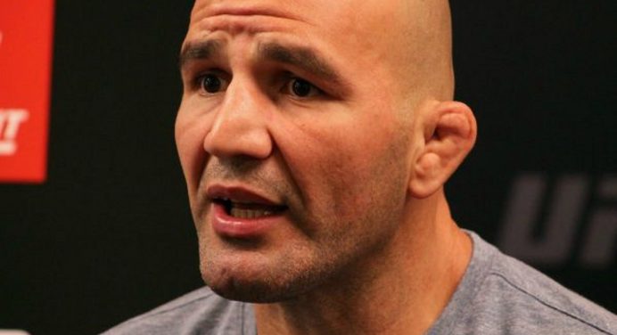 Anderson Silva parabeniza Glover Teixeira após conquista de título do UFC