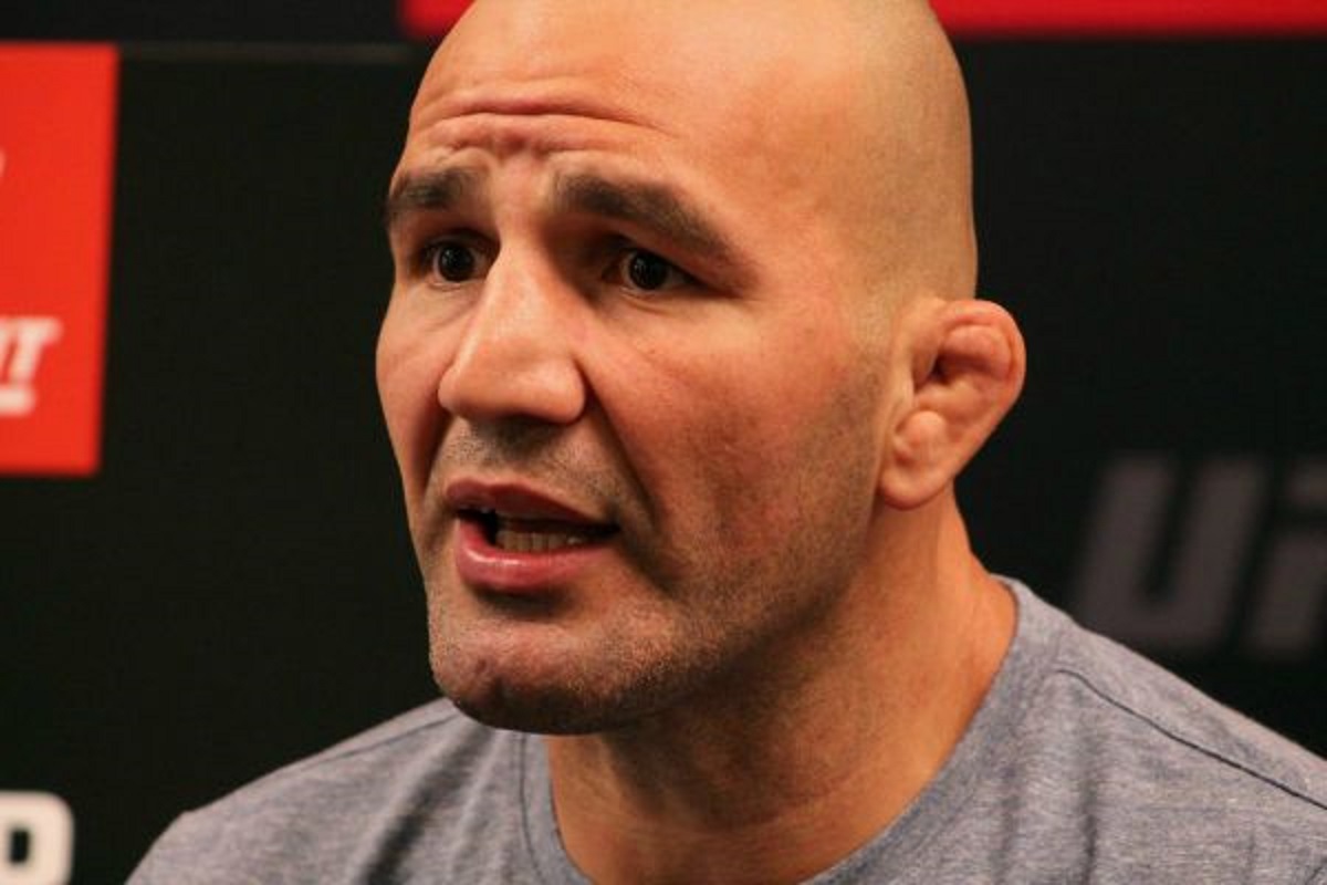 Ex-campeão do UFC aconselha Glover Teixeira a adiar aposentadoria do MMA