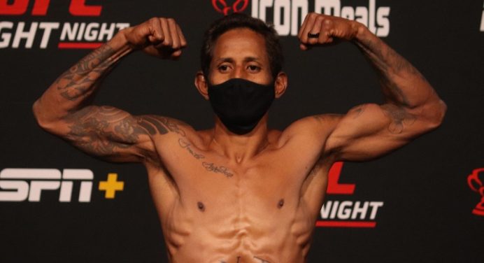 De volta ao UFC, Johnny Eduardo narra ajuda de treinador durante período afastado