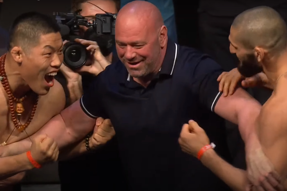 Encarada entre Chimaev e Jingliang rouba a cena na pesagem cerimonial do UFC 267