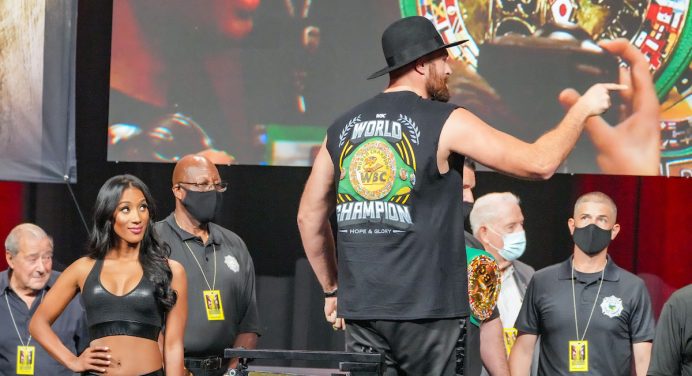 Tyson Fury e Deontay Wilder discutem em pesagem antes de trilogia no boxe