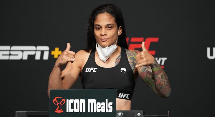 ‘Livinha’ comemora luta contra veterana do UFC e aposta no jiu-jitsu para vencer