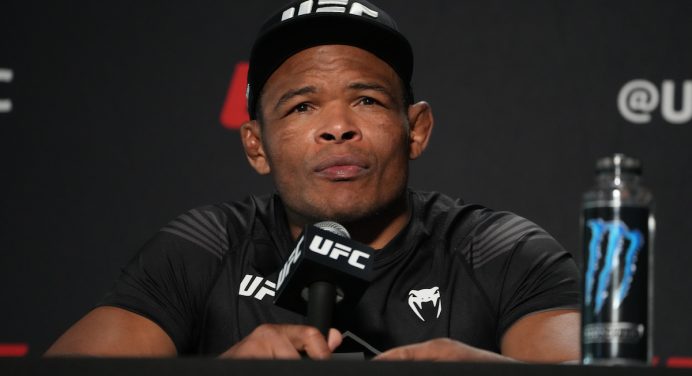 ‘Massaranduba’ comemora vitória no UFC e revela pacto: “Não posso perder duas seguidas”