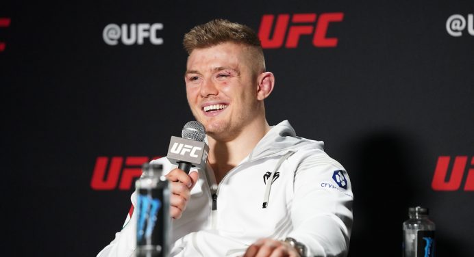 Vettori provoca ‘Borrachinha’ ao comemorar triunfo no UFC com garrafa de vinho; veja