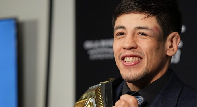 Campeão do UFC, Moreno promete impressionar na trilogia contra Deiveson