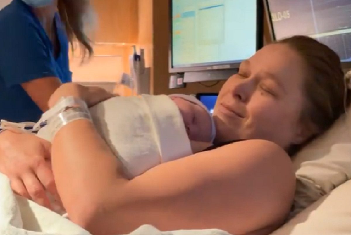 Ronda Rousey mostra filha recém-nascida pela primeira vez; assista