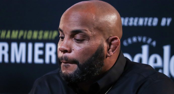 Cormier critica Woodley por derrota para Jake Paul e incentivo a ‘memes’ de nocaute: “Imagem ruim”