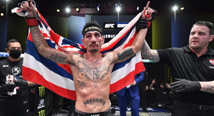 Holloway e Rodríguez mostram ‘fairplay’ e comemoram bônus de ‘luta da noite’ na ambulância