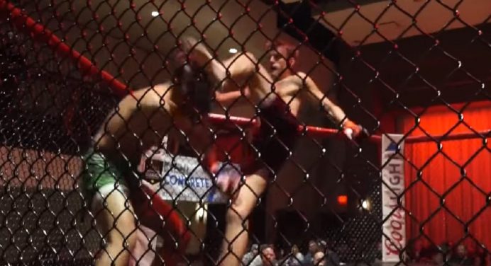 Imagem forte! Lutador fratura tornozelo ao acertar chute na cabeça de rival; veja