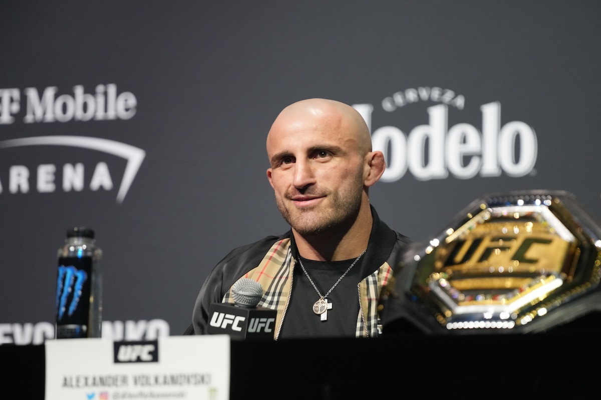 Campeão dos penas, Volkanovski critica comentaristas do UFC: “Tendenciosos”