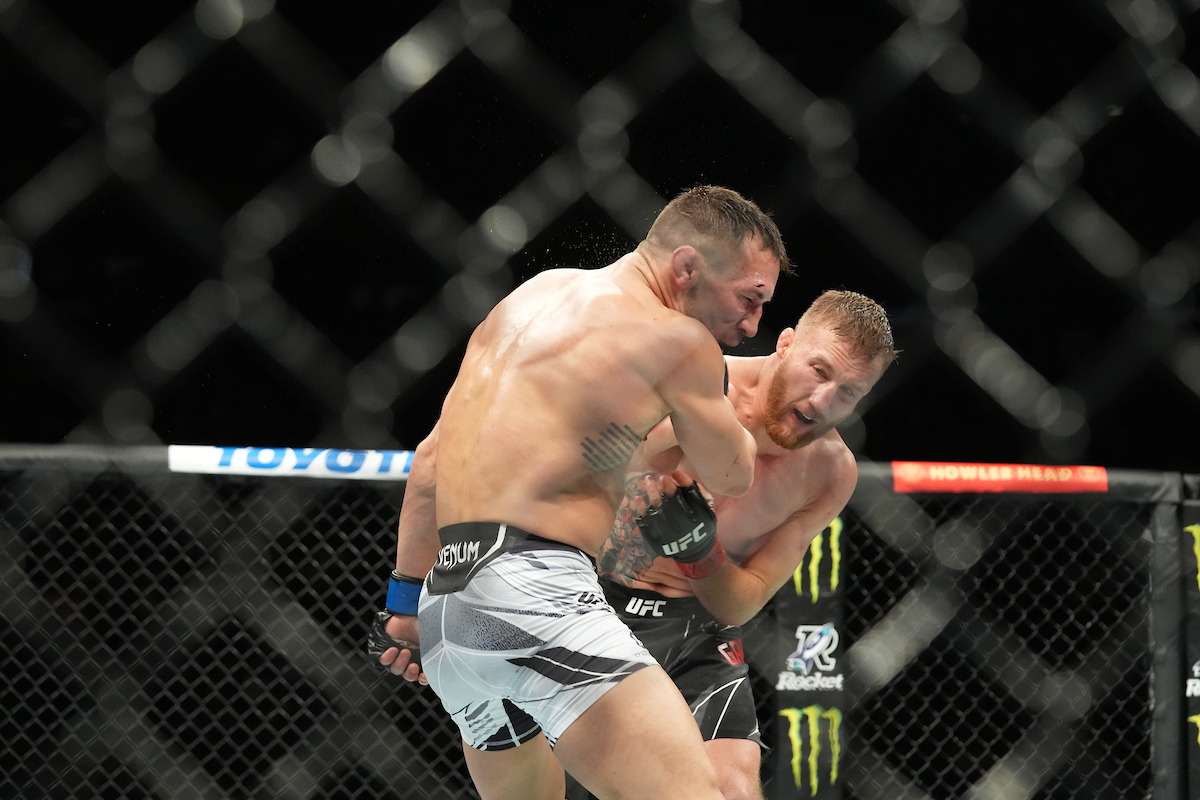 Em luta espetacular, Justin Gaethje leva a melhor sobre Michael Chandler no UFC 268