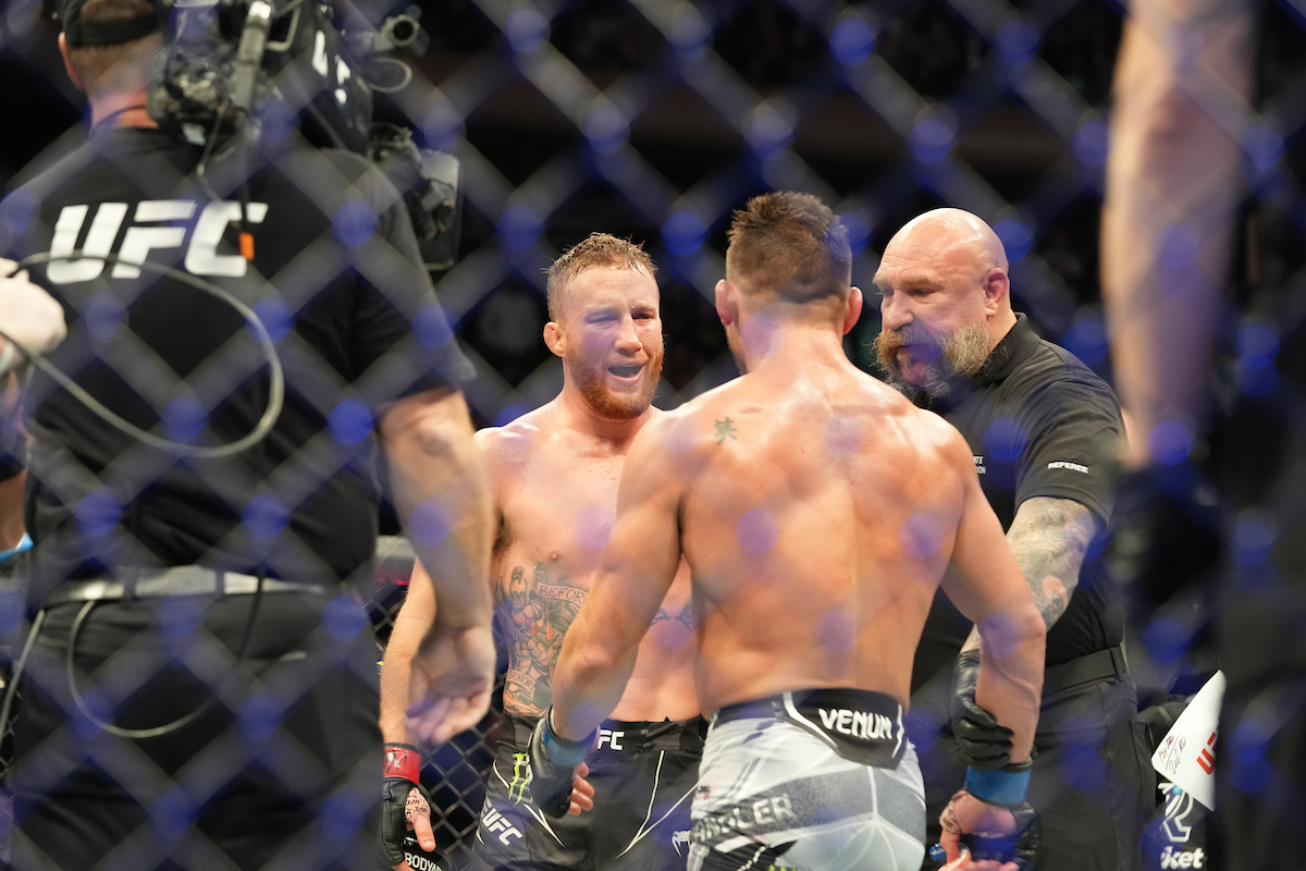 Gaethje e Chandler ignoram rivalidade e tiram foto juntos após guerra no UFC 268