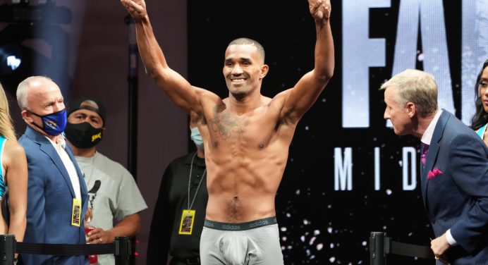 Esquiva Falcão bate o peso e avança para ‘title eliminator’ de cinturão mundial