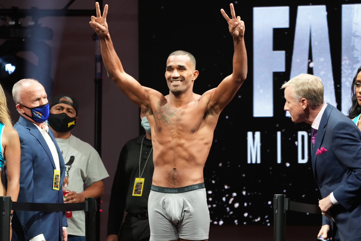 Esquiva Falcão bate o peso e avança para ‘title eliminator’ de cinturão mundial