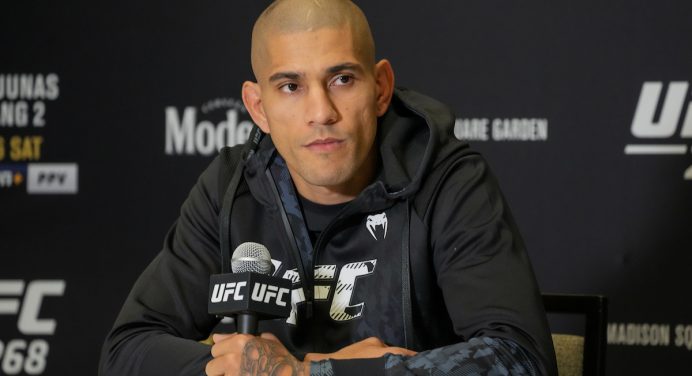 Chael Sonnen minimiza vitórias de ‘Poatan’ sobre Adesanya no kickboxing