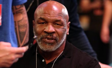 Mike Tyson durante a pesagem oficial do evento que teve como luta principal Canelo Alvarez e Caleb Plant, em 2021.