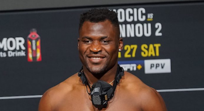 Futebol vs MMA! Ngannou derruba goleiro do Manchester United durante brincadeira; veja