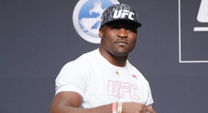 Ngannou mostra respeito por astros do boxe enquanto estuda estreia nos ringues